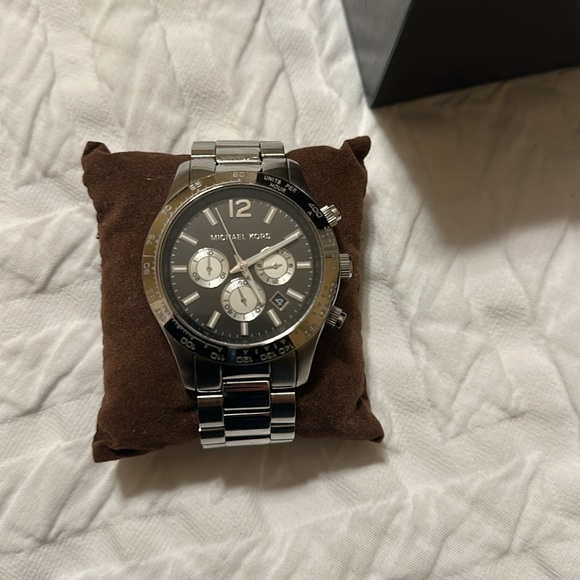 Michael Kors Men’s Watch Silver with Black Dial in Box with extra links - Picture 3 of 4